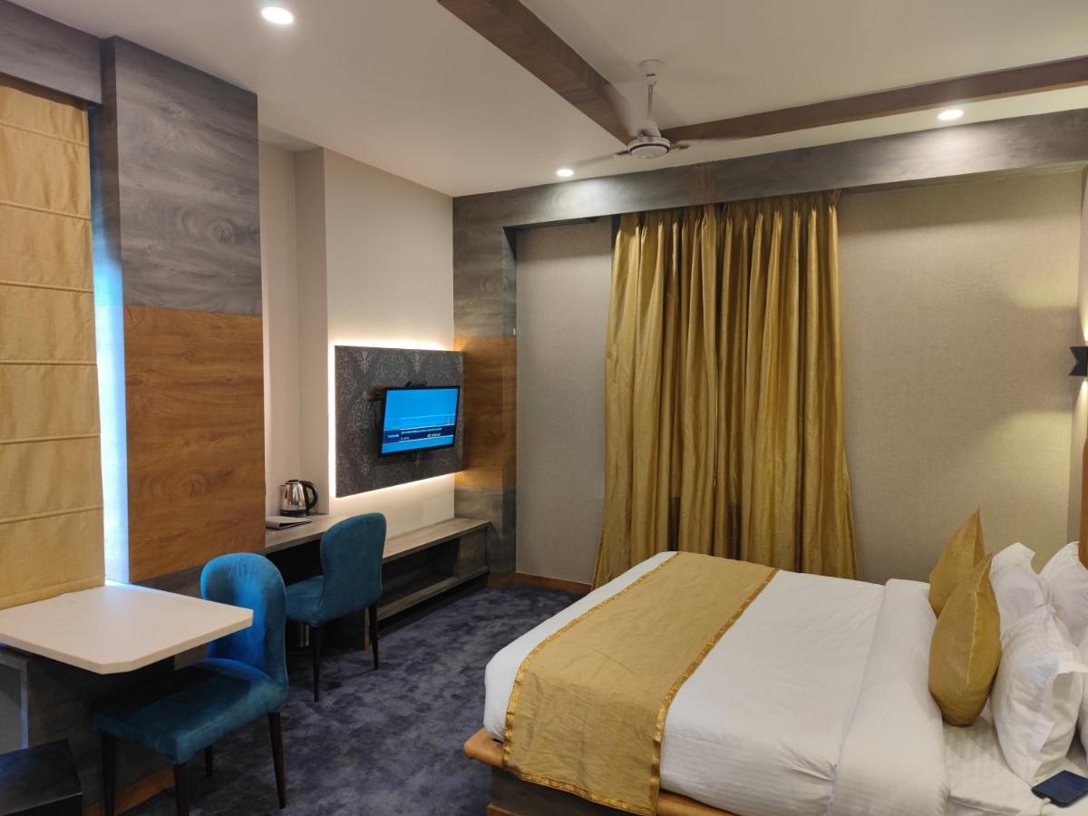 Prime Land Hotel Varanasi Exterior photo